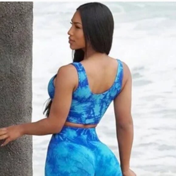 NWT Bombshell Sportswear Seamless Snap Bra Caribbean Blue Size Medium - Picture 2 of 9